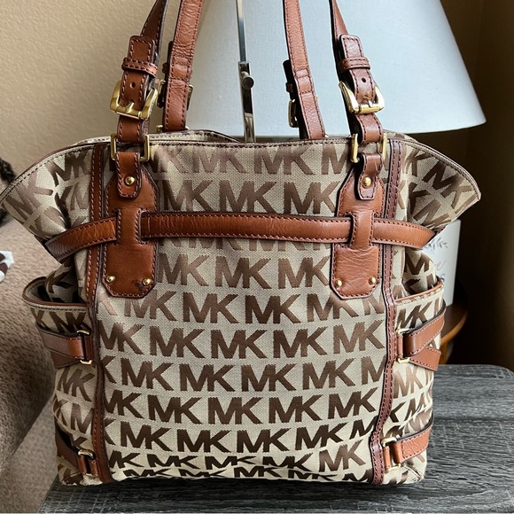 Michael Kors Signature Gansevoort  Fabric Leather Straps Shoulder Bag/ Crossbody - Picture 4 of 10